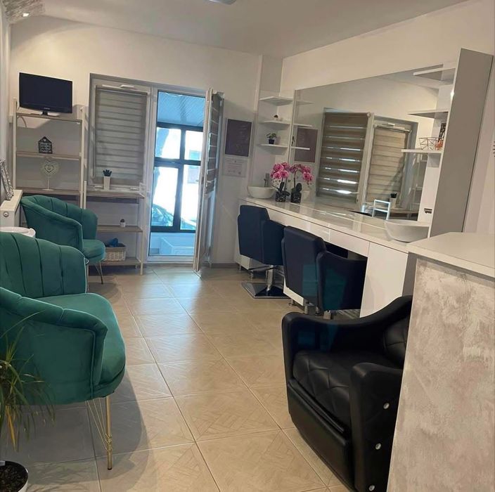 Inchiriez doua posturi in salon!