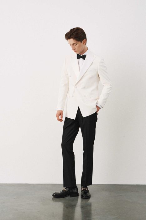 Двубортный белый костюм