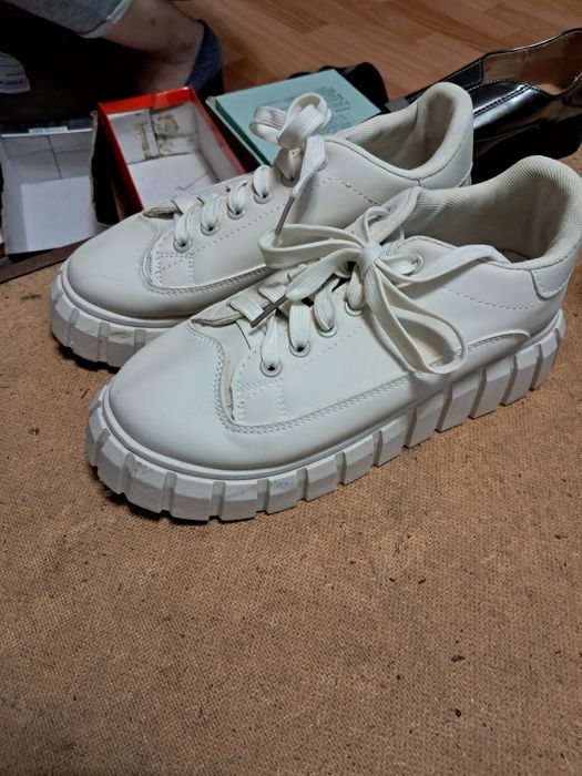 Кроссовки женские