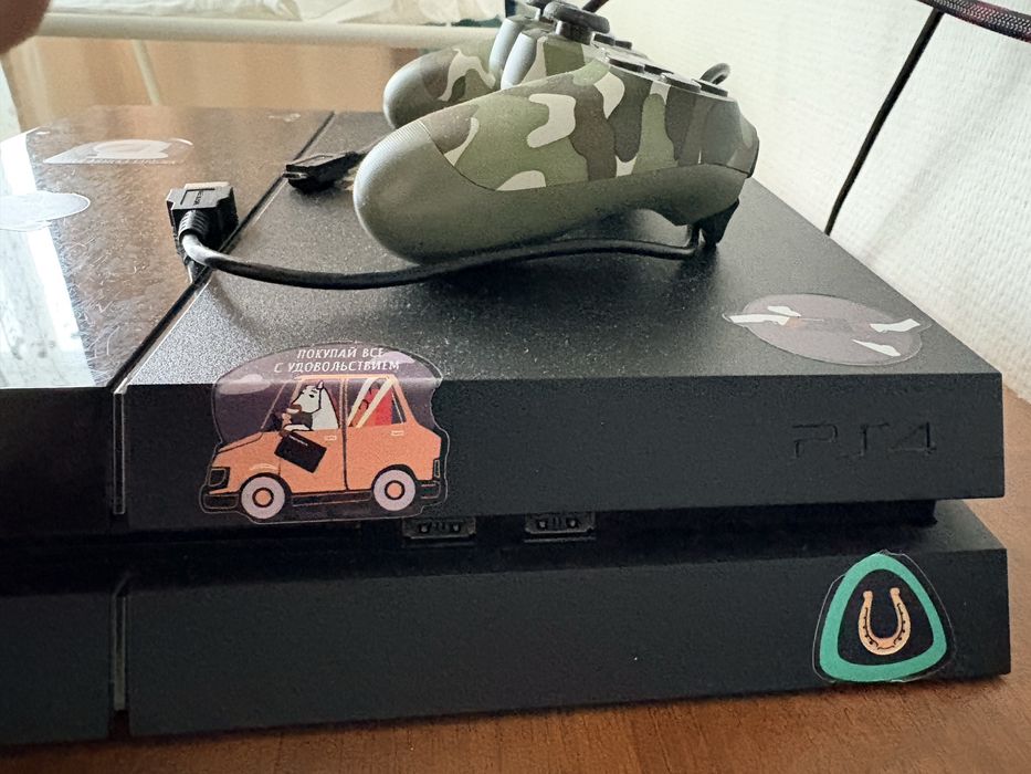 Продам плейстейшен 4 (PS4)