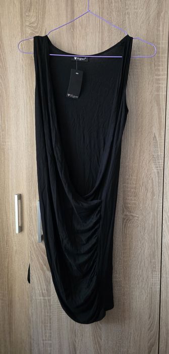 Секси лятна рокля с много дълбоко деколте.