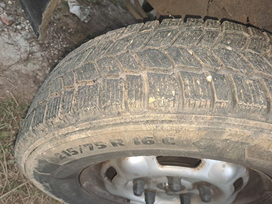 **Dubă Ford Transit**