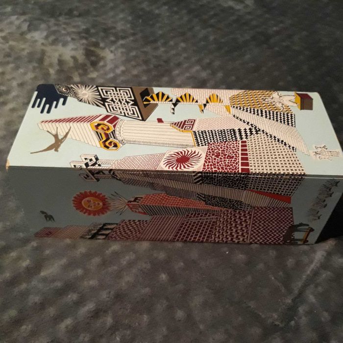 Кутия с подвижен капак