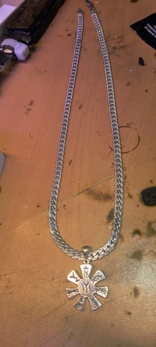 Сребърен синджир със медальон или кръст