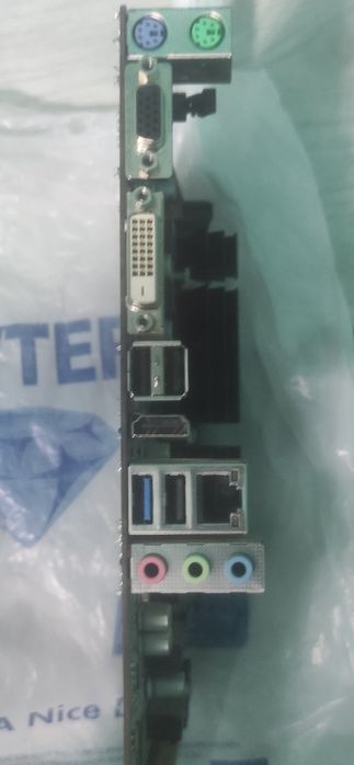 Материнская плата от ASRock, вместе с процессором.