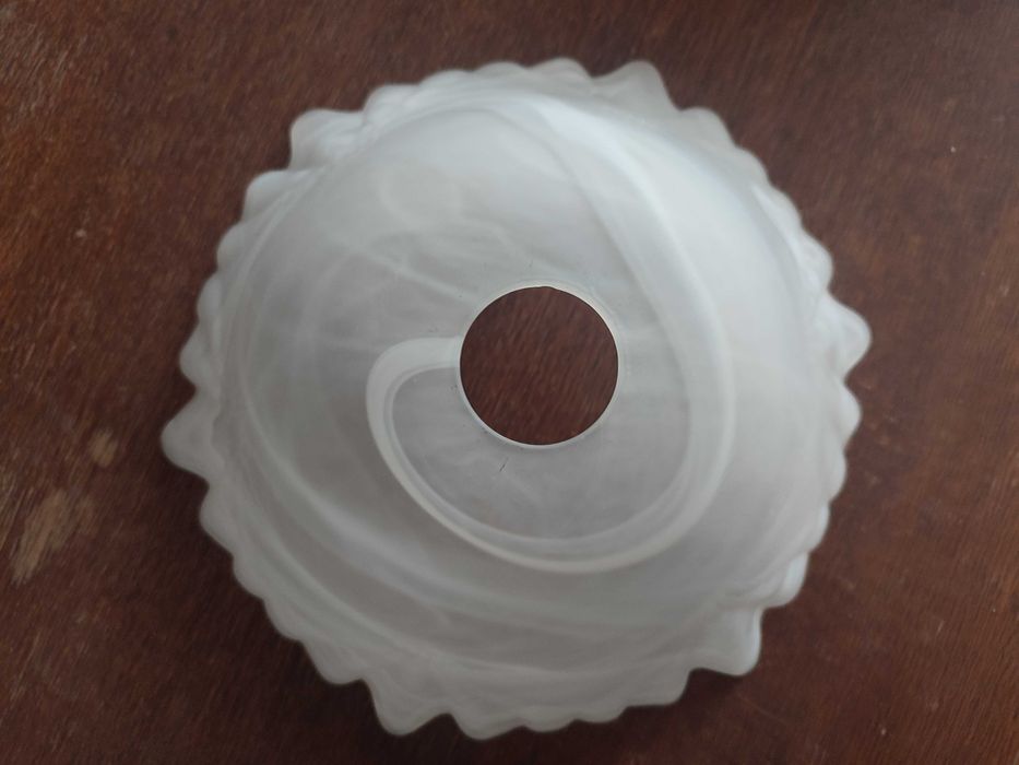 Стъклен абажур за полилей