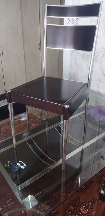 Срочно продам стеклянный стол со стульями