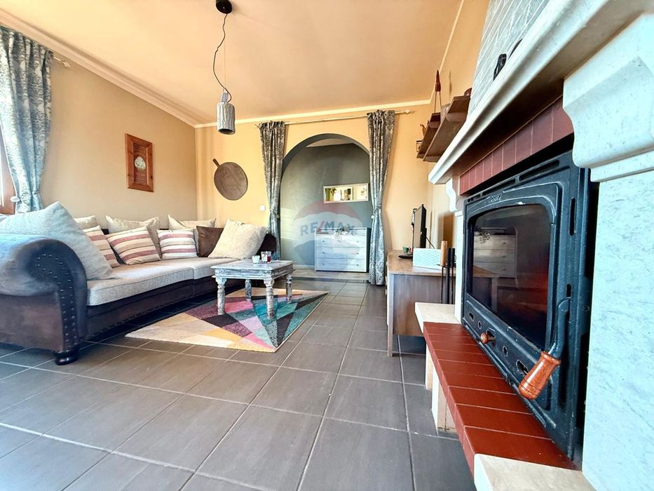 Самостоятелна къща с три спални, двор и камина за продажба, Балчик, Я