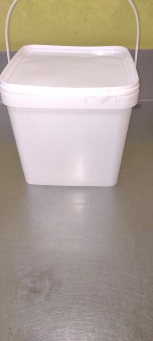 Пластмасови кофи с капаци и дръжки