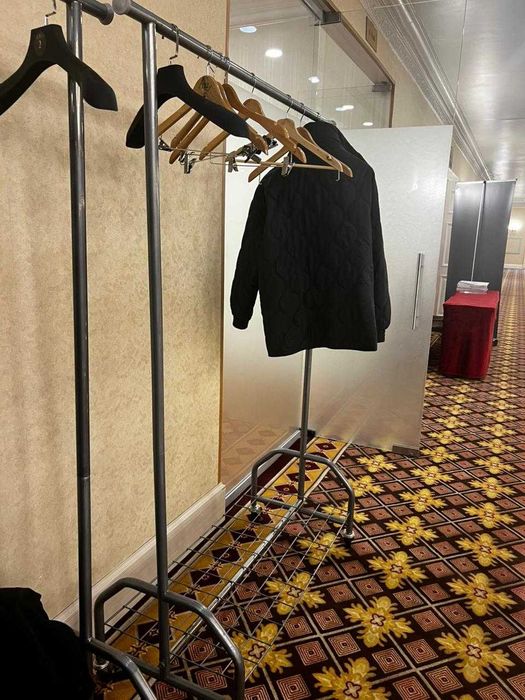 продамвешалку металлическую