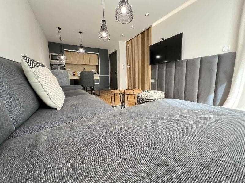 Дава се под наем Тристаен апартамент в Бургас, Център - 100 кв.м за 1275 € - Снимка #2