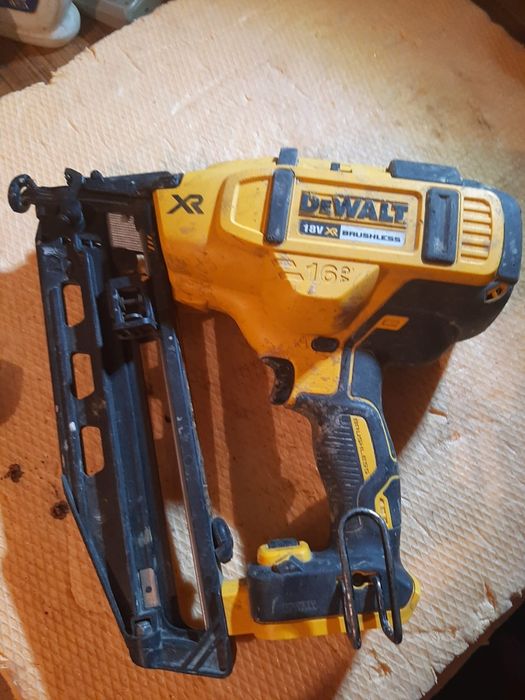 Devalt pisto cuie dcn660