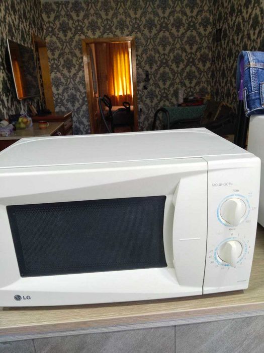 Микроволновая печь LG с механическим управлением.