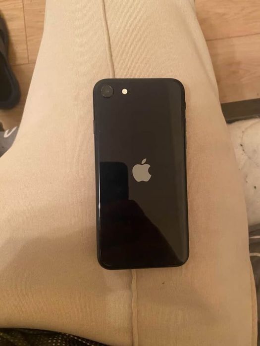 Продавам IPhone SE 2022 (128GB)