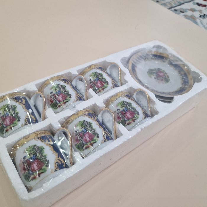 Продам кофейные чашки с блюдцами