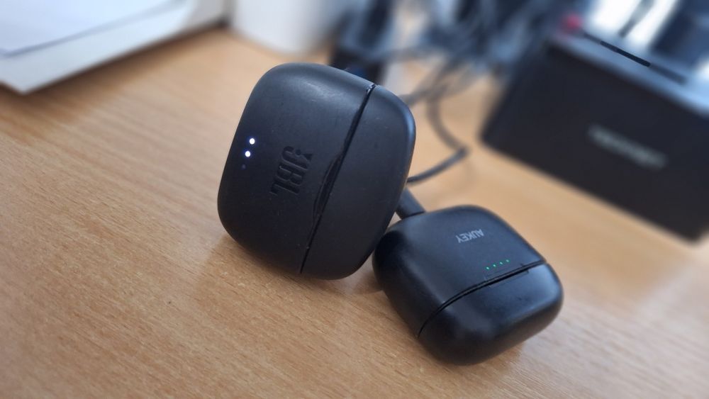 Căști in ear bluetooth JBL și Aukey