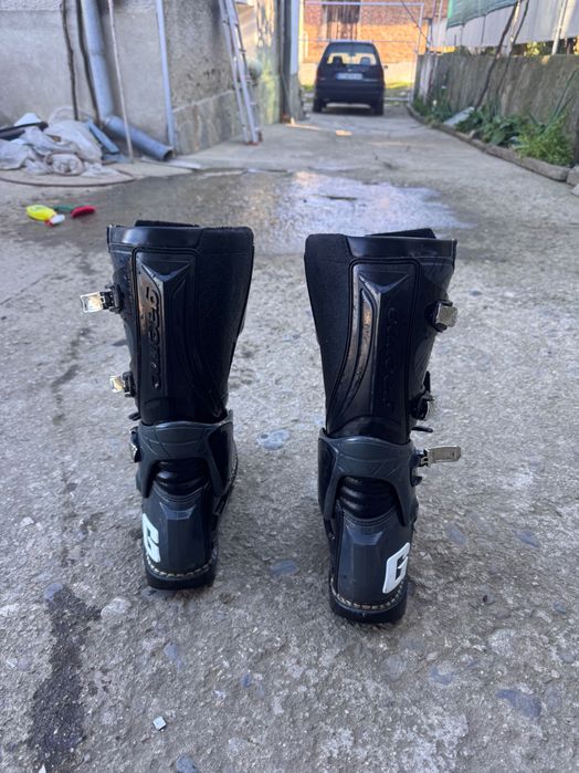 Каска и ботуши размер на ботушите 47