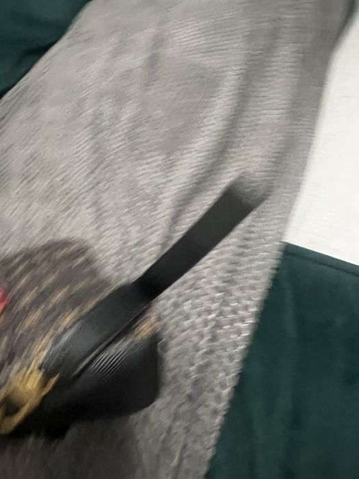 Черна малка чанта на Guess