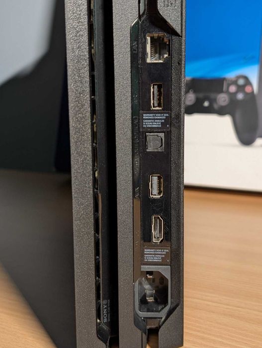 Playstation 4 Pro - 1 TB (черна) + аксесоари