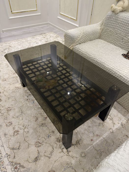 Продается большой, стеклянный стол