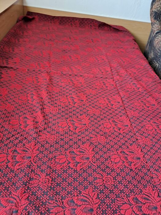 Вълнена покривка за легло,нова в отлично състояние.Два губера .