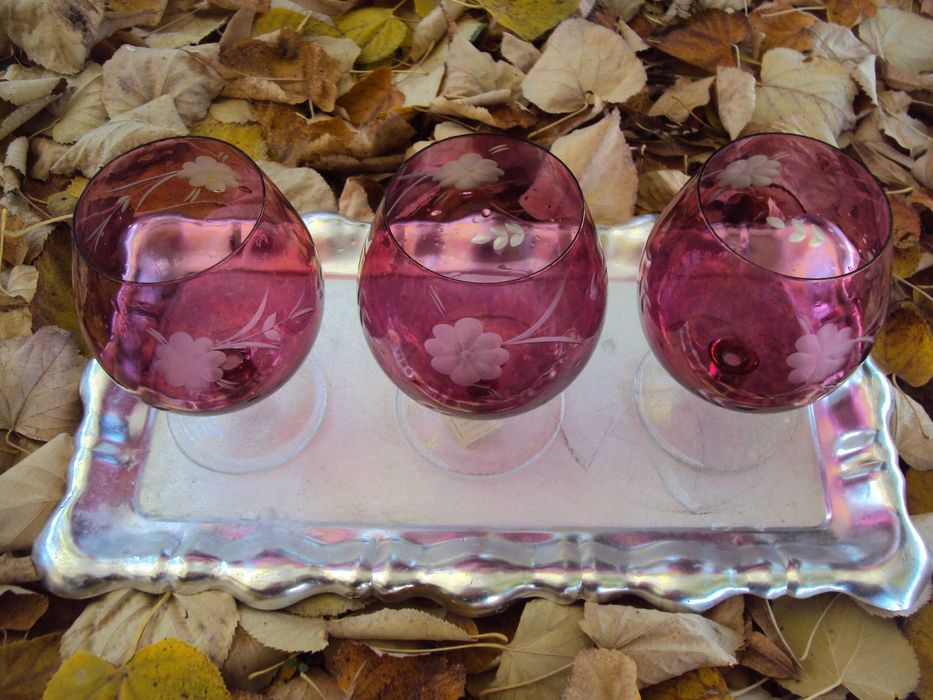 Ретро цветни червени чаши от калиево стъкло