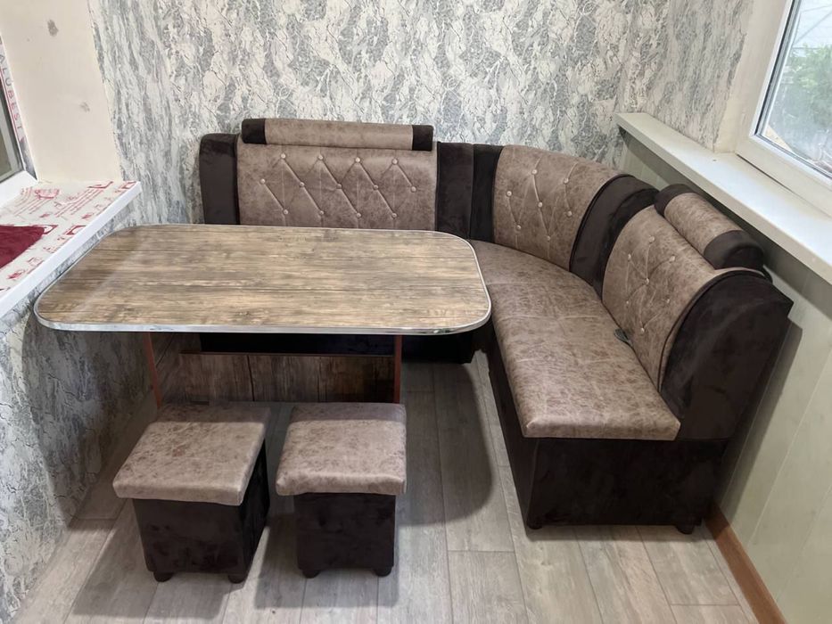 Угалок + Стол + 2 Пуфиги б/ н.
