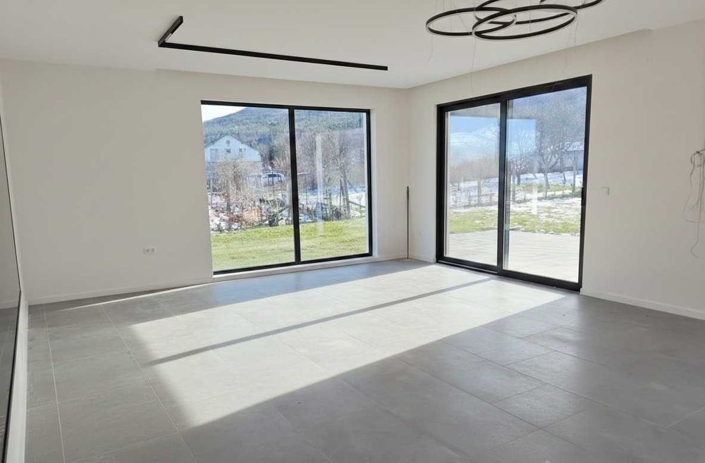 Къща с 4 спални и басейн в с.Стража