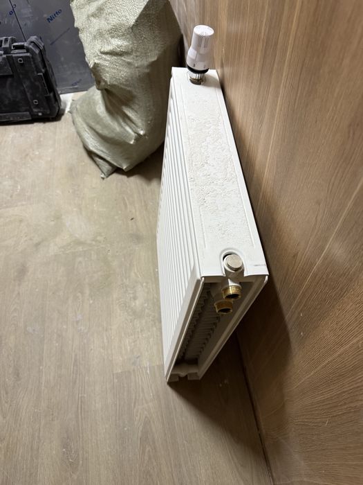 Продам радиатор отопления. С терморегулятором.