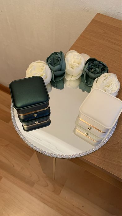 Поодам новый подставка под обручальные кольца