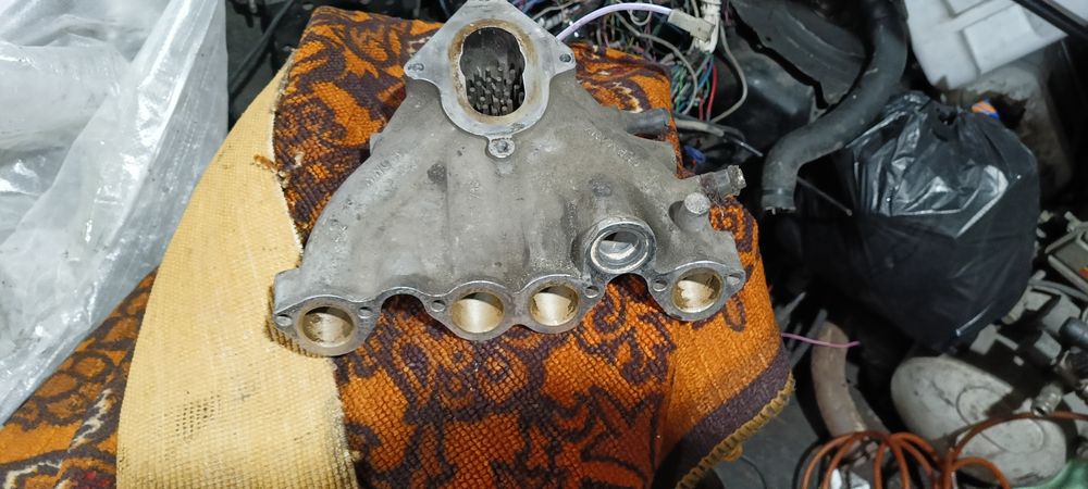 Продам впускной коллектор