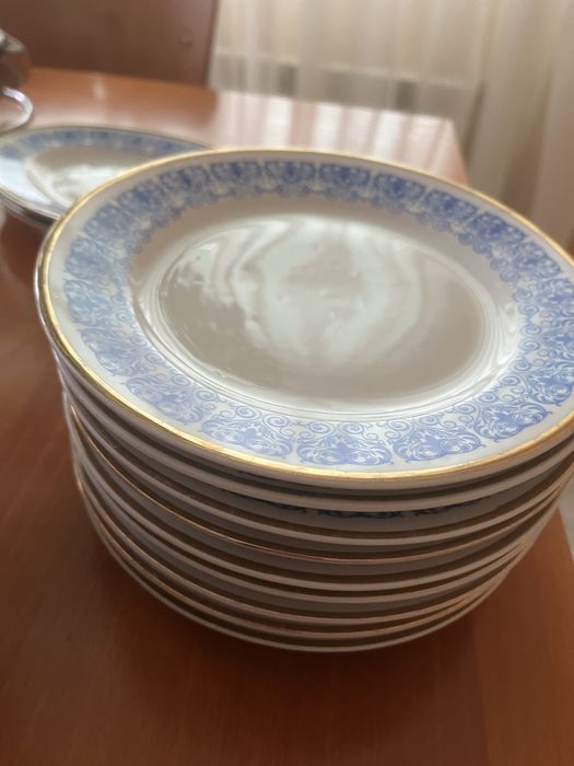 Порцеланов сервиз за хранене със златен кант произведен в България