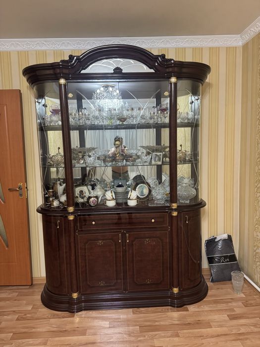 Продам Сервант Гостинный