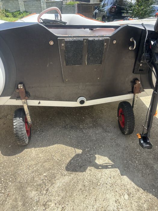 Лодка с мотор, сонар,помпа и жилетка