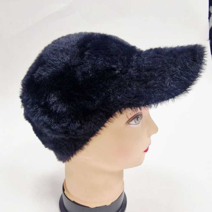 Топла дамска шапка с козирка - пухкав зимен комфорт