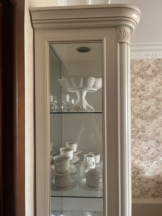 Витрина, стол, 8 стульев