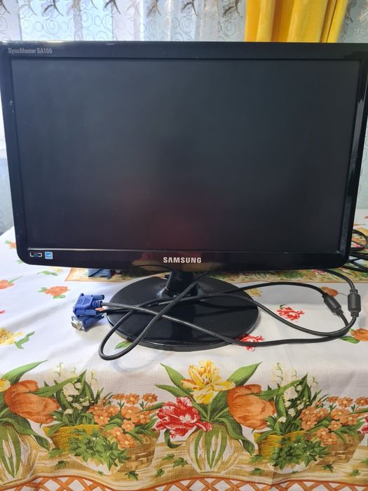Монитор Самсунг со шнурами