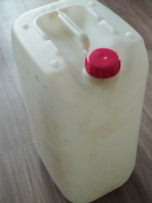 Голяма дамаджана 10 литра.Туба 25 и 28 литра.Бутилка 19 литра.