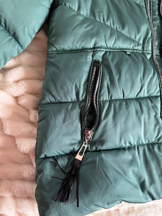 Geaca de iarna dama
Cu buzunare, blana de la gluga detasabila
Pe