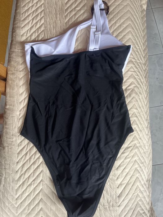 Цял бански костюм в бяло и черно