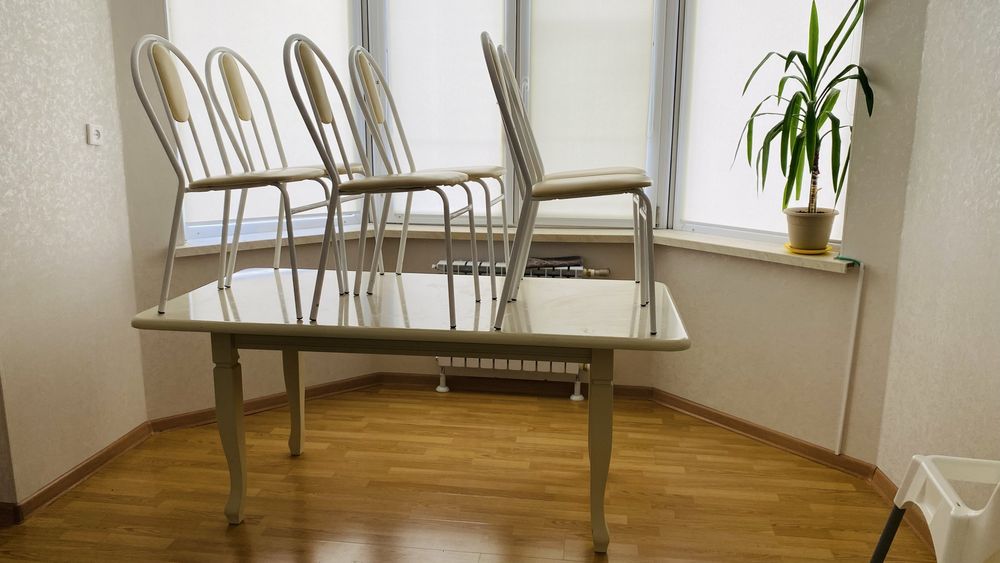 Стол и стулья.