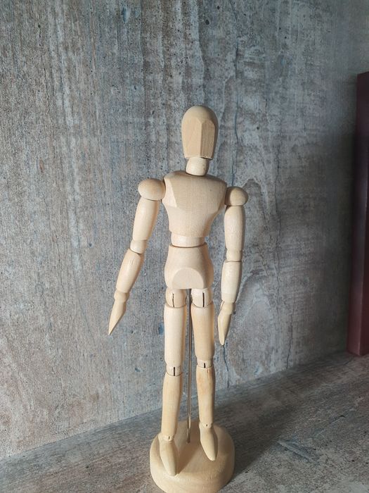 Деревянная фигура человека