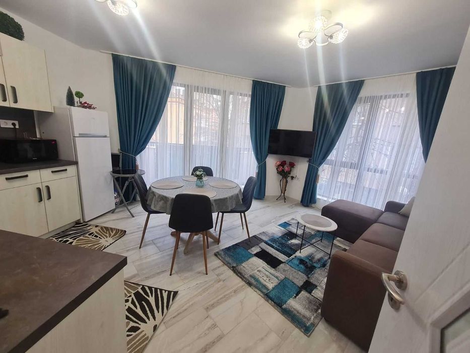 Дава се под наем Тристаен апартамент в Варна, Център - 80 кв.м за 887.4 € - Снимка #1