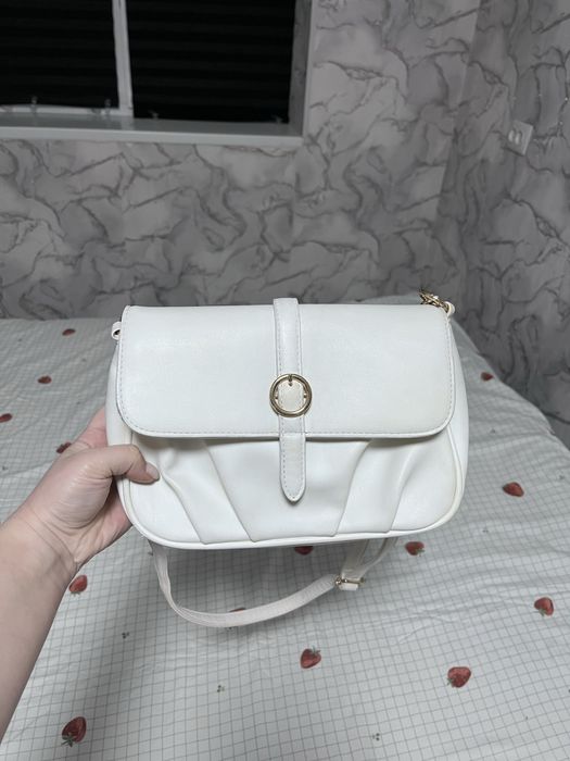 Продам сумку, белая,  на заклепке