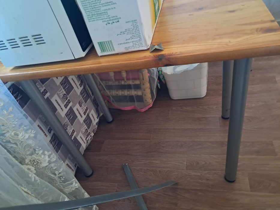 Стол без стулчика