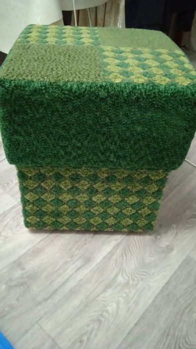 Продам м/уголок,пуфик.б/у 2000т