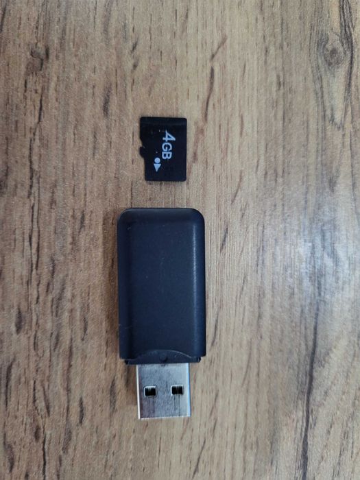 Microsd карта на  4 gb, с адаптером на USB