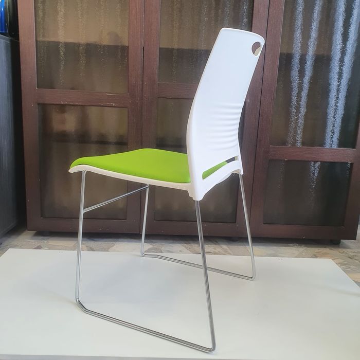 Белый стул с зеленым сиденьем