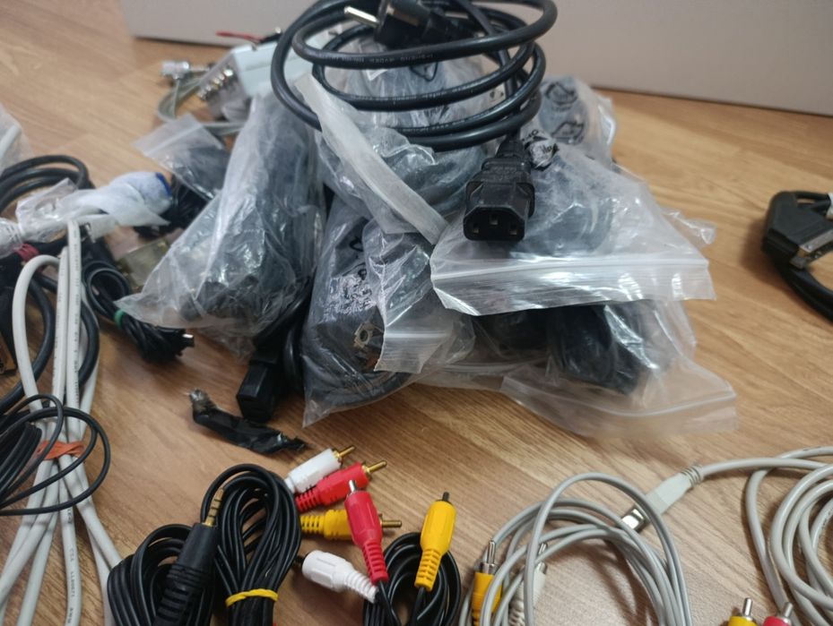 Lot cabluri TV/audio/video + SCART + alimentatoare – diverse modele