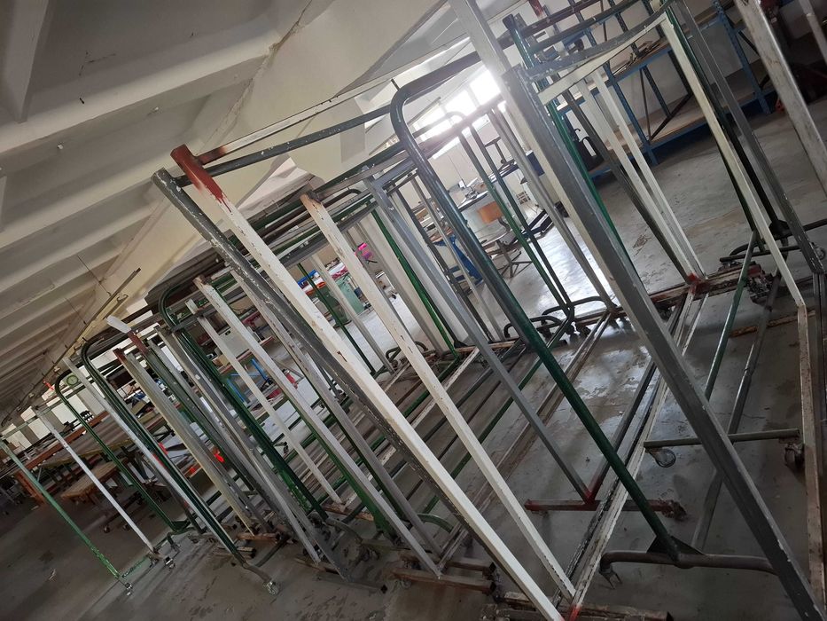 rafturi, mese  , scaune